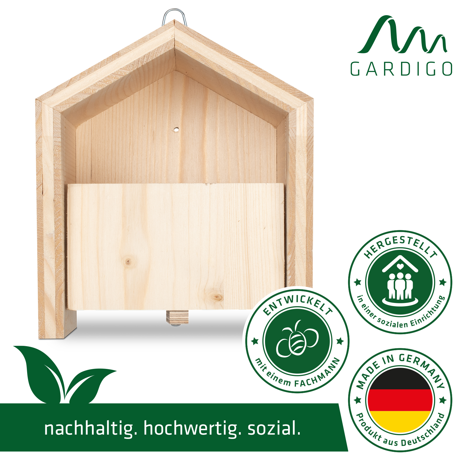Das Nisthaus wird aus hochwertiger Massivholzplatte in einer sozialen Einrichtung in Deutschland gefertigt. 