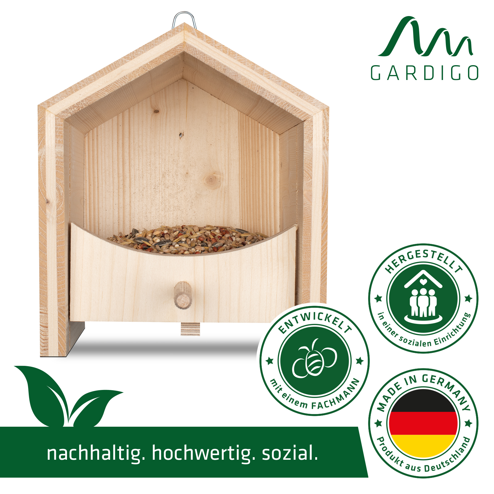 Das Haus wurde nachhaltig aus hochwertigem Holz in einer sozialen Einrichtung gefertigt. 