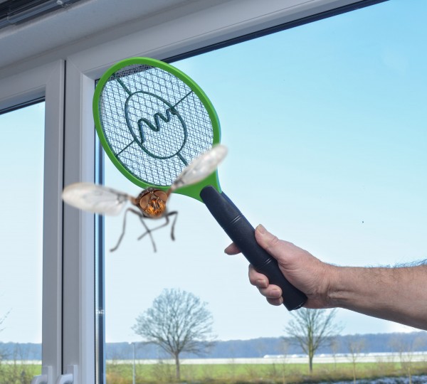 Mit der elektrischen Fliegenklatsche bekämpfen Sie lästige und schädliche Insekten ganz gezielt. So werden Nützlinge geschont. .